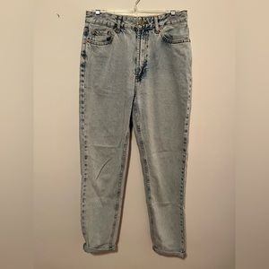 BDG Light Wash Mom High-Rise Jeans | Size 29 |